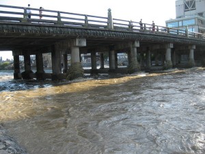 大雨特別警報発令す
